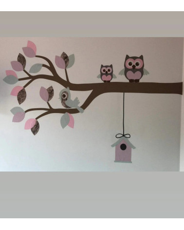 Behangsticker meisjeskamer sierlijke tak met uilen in roze, lila en mintgroen.