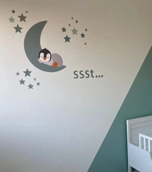 Behangsticker kinderkamer slapende pinguïn op de maan met sterren in oudgroen.