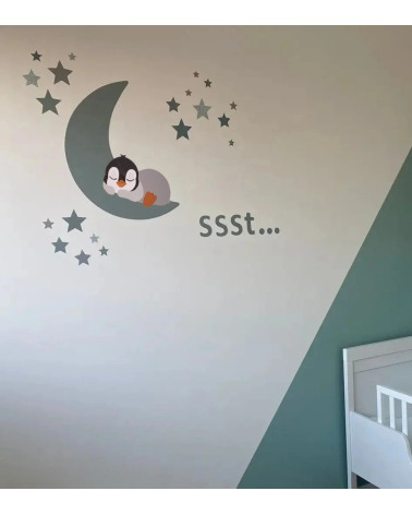 Behangsticker kinderkamer slapende pinguïn op de maan met sterren in oudgroen.