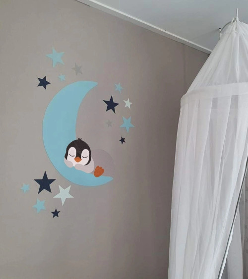 Jongens babykamer muurdecoratie pinguïn op de maan lichtblauw.