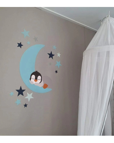 Jongens babykamer muurdecoratie pinguïn op de maan lichtblauw.