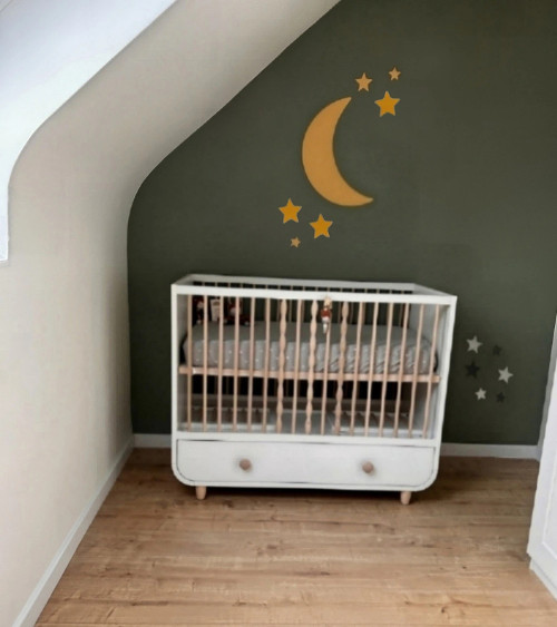 Maan behangsticker babykamer okergeel.