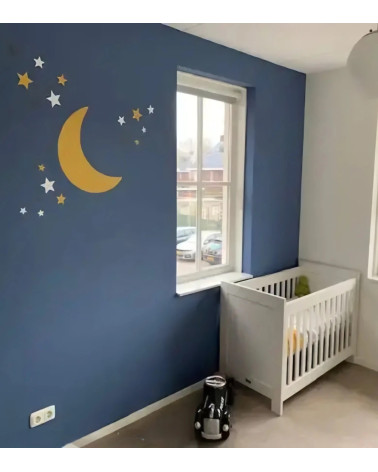 Behangsticker maan met sterren okergeel in een stoere blauwe jongenskamer.