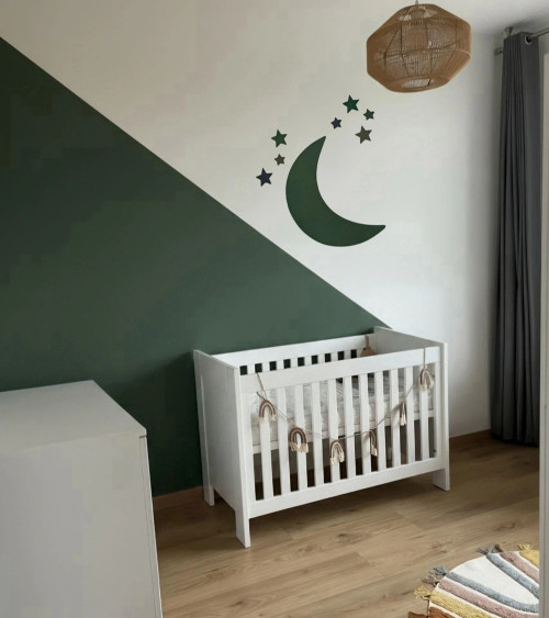 Donkergroene maan behangsticker voor de babykamer.
