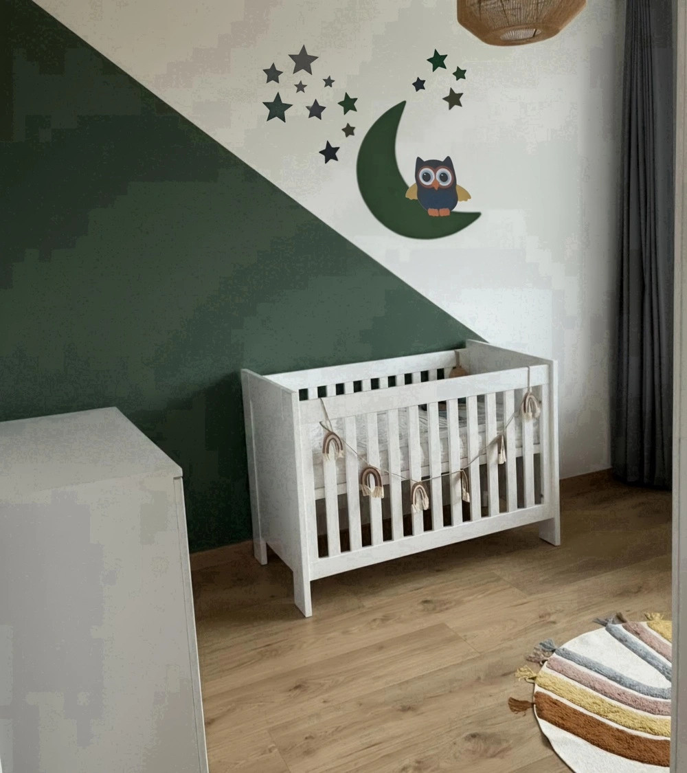 Een donkergroene maan behangsticker met een uil in donkergblauw, groen en oker.