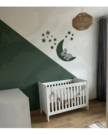 Een behangsticker voor de kinderkamer met een slapend koalabeertje op een donkergroene maan.
