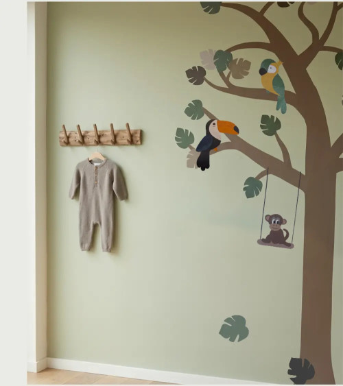 Muurdecoratie jungle boom in een neutrale kinderkamer.