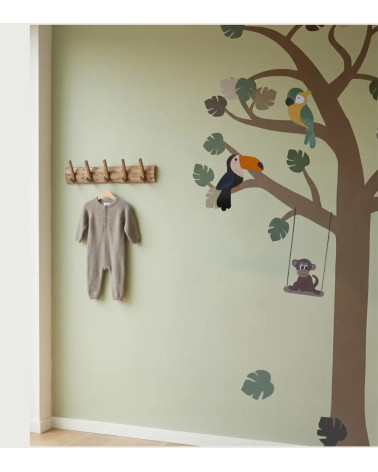 Muurdecoratie jungle boom in een neutrale kinderkamer.