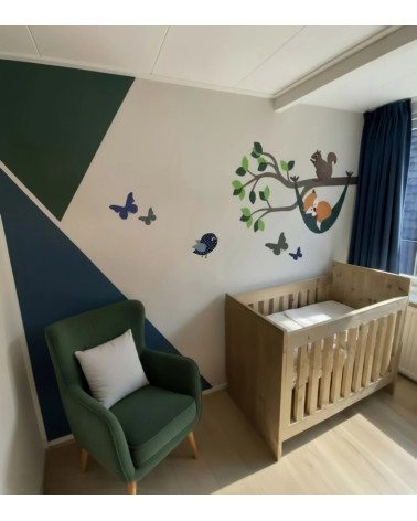 Muursticker babykamer tak met bosdieren en vosje in hangmat in donkergroen en donkerblauw.