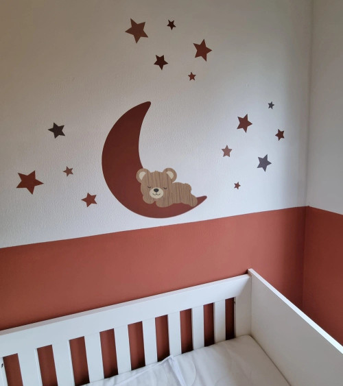 Muurdecoratie babykamer slapende teddybeer op een roest terracotta rode maan.