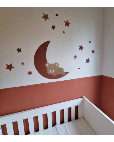Muurdecoratie babykamer slapende teddybeer op een roest terracotta rode maan.