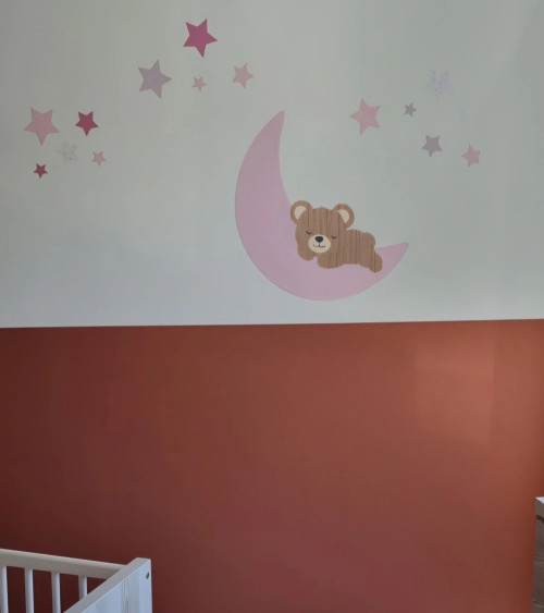 Muurdecoratie babykamer slapende teddybeer op een roze maan.