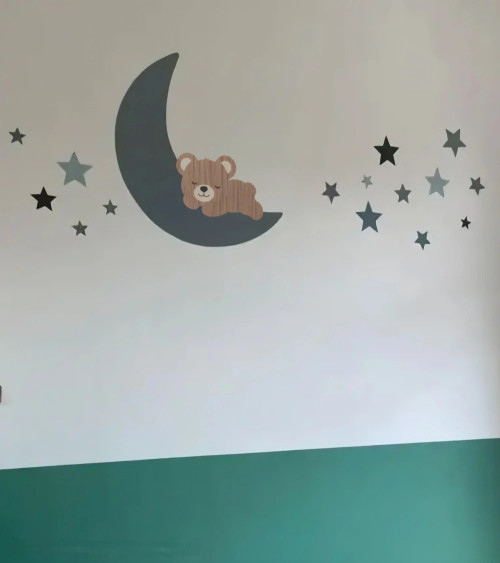 Muurdecoratie kinderkamer met een slapend teddybeertje op een oudgroene maan.