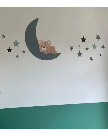 Muurdecoratie kinderkamer met een slapend teddybeertje op een oudgroene maan.