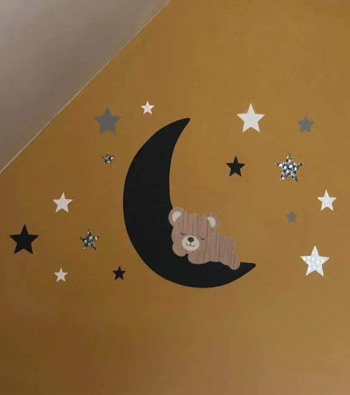 Behangsticker babykamer met een slapende teddybeer op een grijze maan.
