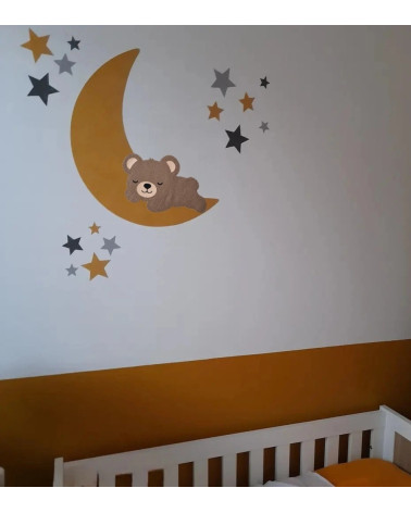 Muurdecoratie kinderkamer met een okergele maan en een slapend teddybeertje.