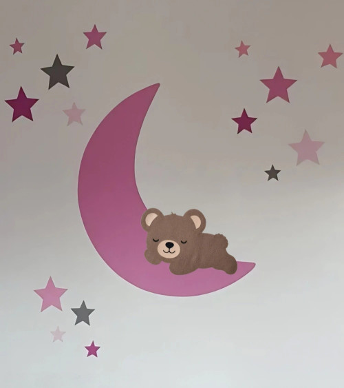 Meisjeskamer muurdecoratie van een slapende teddybeer op een fel roze maan.