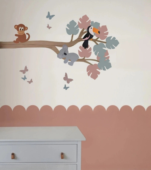 Oudroze meisjeskamer met een jungletak behangsticker.