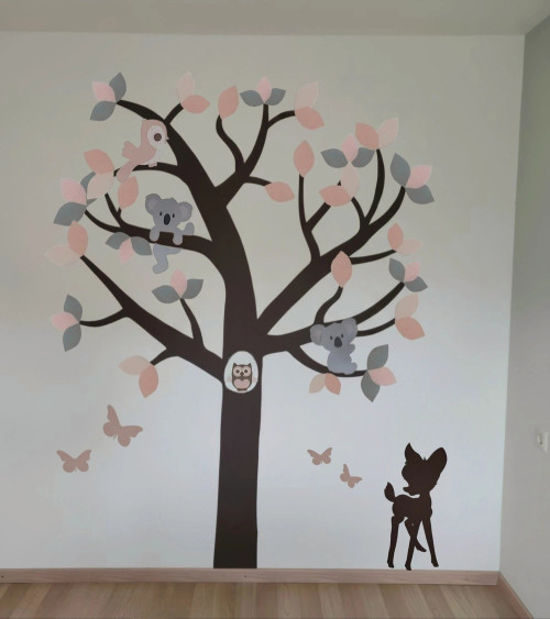 Behang boom muurdecoratie kinderkamer van een oudroze met oudgroene boom.