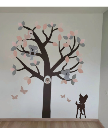 Behang boom muurdecoratie kinderkamer van een oudroze met oudgroene boom.