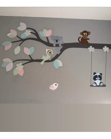 Behang muurdecoratie meisjeskamer van een tak met dieren in roze, mintgroen en lichtblauw.