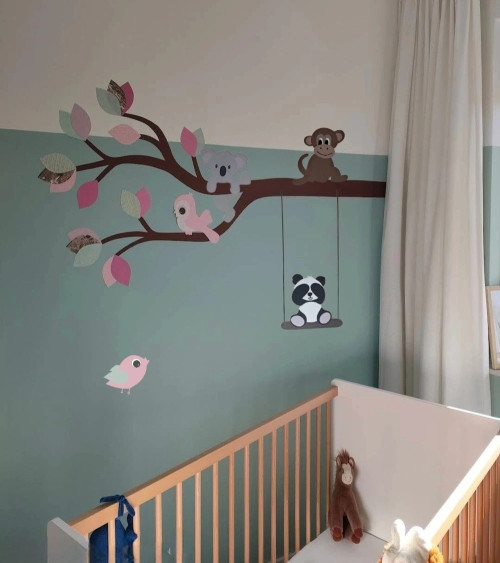 Behang muursticker meisjeskamer, tak met lieve dieren in mintgroen en roze.