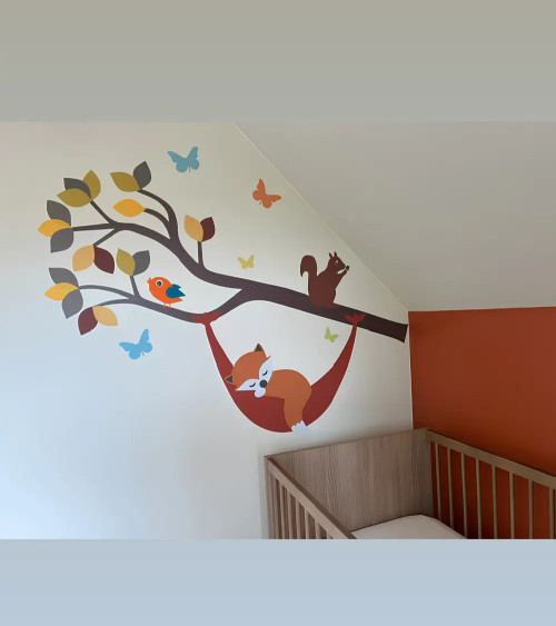 Bosdieren behangsticker kinderkamer met vosje in vrolijke kleuren.