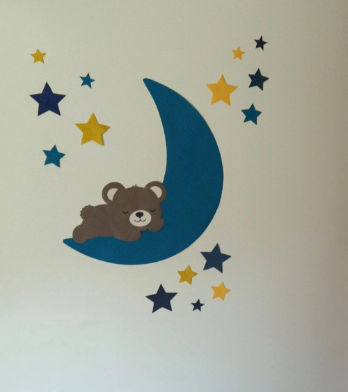 Muurdecoratie jongens kinderkamer met een slapende teddybeer op een petrol maan met petrol en okergele sterren.