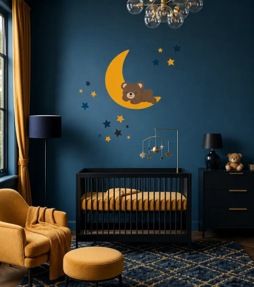 Muursticker van vliesbehang van een slapende teddybeer op een okergele maan en sterren in een donkerblauwe babykamer.