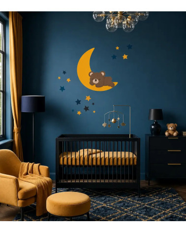 Muursticker van vliesbehang van een slapende teddybeer op een okergele maan en sterren in een donkerblauwe babykamer.