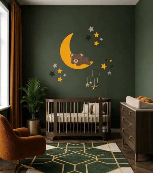 Muurdecoratie van vliesbehang van een okergele maan met een slapende teddybeer in een donkergroene kinderkamer.