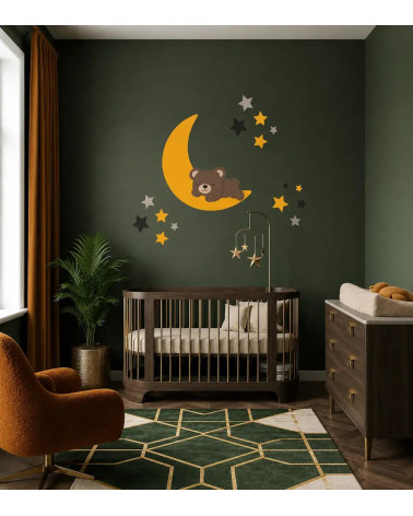Muurdecoratie van vliesbehang van een okergele maan met een slapende teddybeer in een donkergroene kinderkamer.