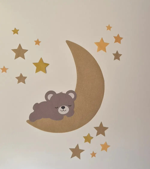Teddybeer op een gouden maan muurdecoratie kinderkamer van vliesbehang.