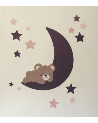 Een behangdecoratie voor de kinderkamer van een slapende teddybeer op een maan en sterren in paars en roze.