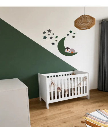 Behangsticker voor een jongensbabykamer met een donkergroene maan en een slapende pinguïn.