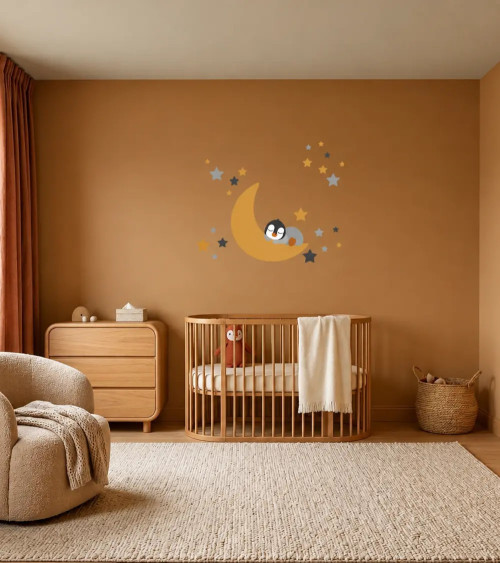 Behangsticker slapende pinguïn op de maan in een honing karamel kleurige babykamer.