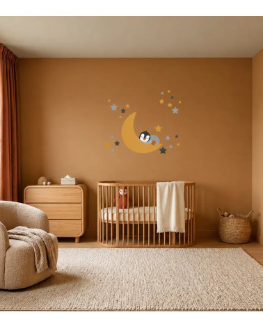 Behangsticker slapende pinguïn op de maan in een honing karamel kleurige babykamer.