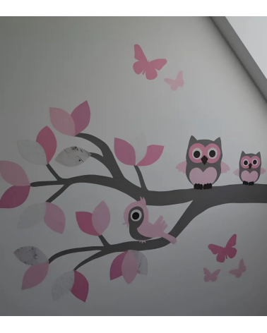 Muursticker behang tak met roze uilen en een schommel met vogels.