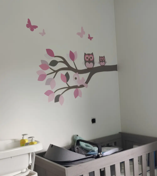 Behangsticker meisjeskamer sierlijke tak met uiltjes roze.