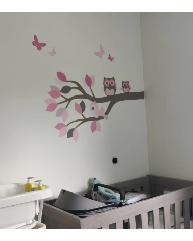 Behangsticker meisjeskamer sierlijke tak met uiltjes roze.