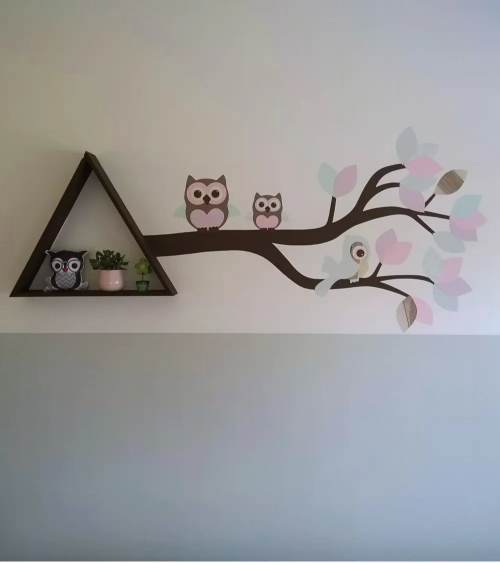 Muursticker meisjeskamer tak met uiltjes in pastel kleuren.