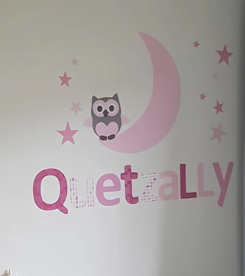 Behang muursticker babykamer uil op de maan lichtroze met naamletters.