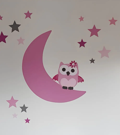 Behang muursticker babykamer uil op de maan fel roze.