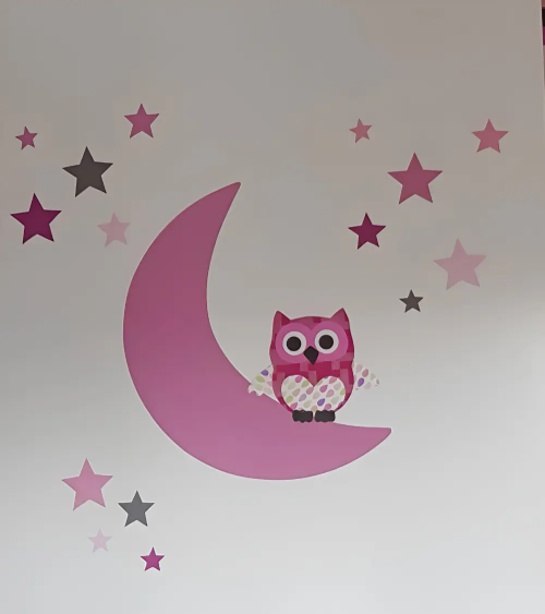 Behang muursticker babykamer uil op de maan felroze.