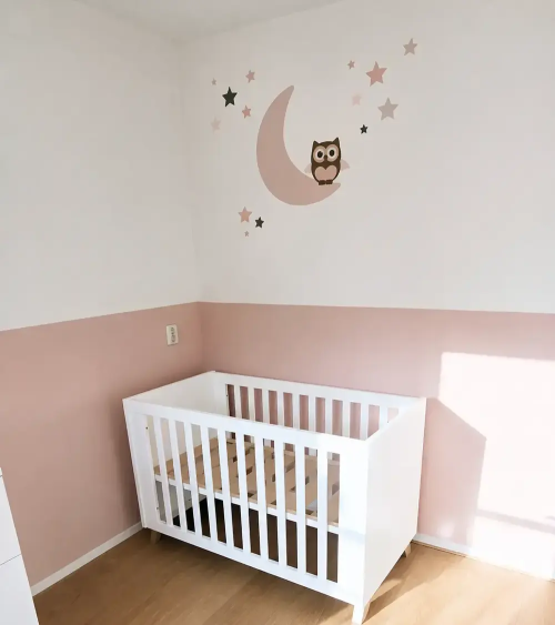 Behang muursticker babykamer uil op de maan oud roze.