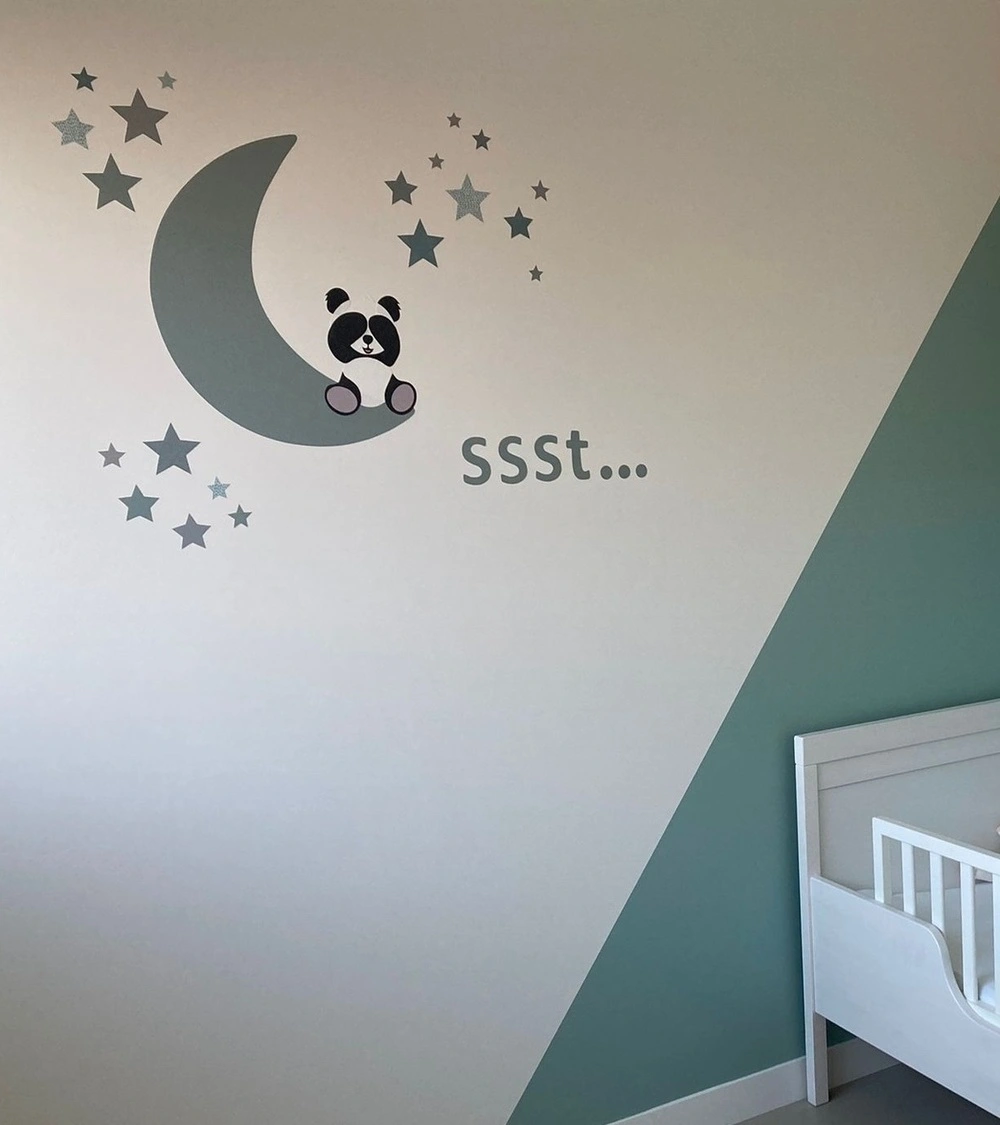 Behangsticker babykamer pandabeer op maan oudgroen.