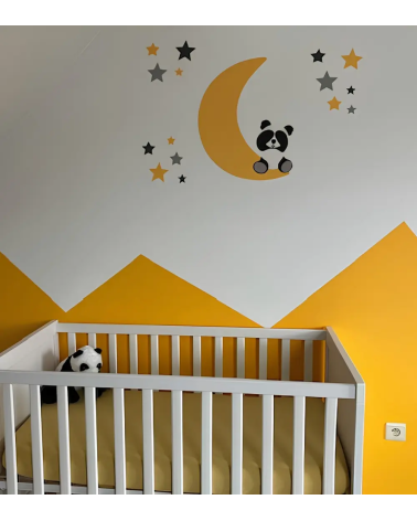 Pandabeer op maan behangsticker in een okergele babykamer.