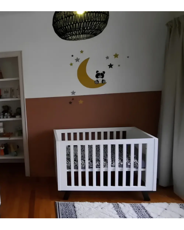 Panda beer op maan muurdecoratie in een terracotta babykamer.