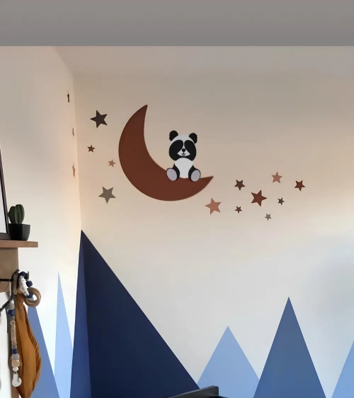 Stoere jongens babykamer met een pandabeertje op een roestbruine maan behangsticker.
