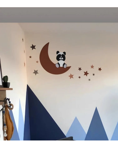 Stoere jongens babykamer met een pandabeertje op een roestbruine maan behangsticker.